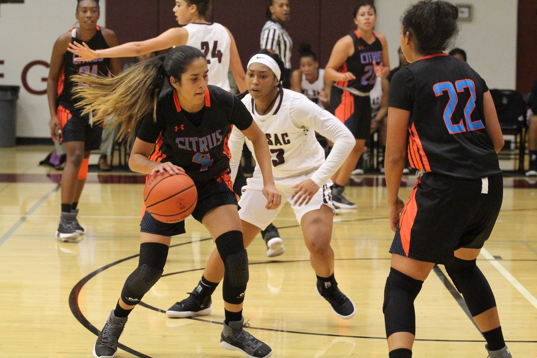 Citrus Guard Jezteni Espinoza (#4) drives the lane vs Mt. SAC on November 4th.